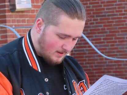 Matthias ten Hove (16) aus der 11b der IGS Emden verliest die Biografie von Nazi-Opfer Berend H&uuml;ndling.