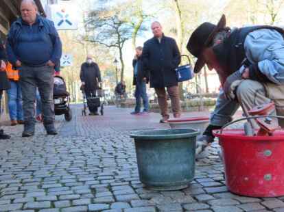 Stolperstein-Erfinder Gunter Demnig im Einsatz vor Fahrrad Oltmanns in der Gro&szlig;en Stra&szlig;e 47-49. Hier lebte einst die j&uuml;dische Familie Gans.
