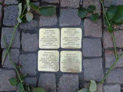 Stolpersteine f&uuml;r die vier Mitglieder der j&uuml;dischen Familie Gans, die bis in die 1930er Jahre hinein in der Gro&szlig;en Stra&szlig;e wohnte.
