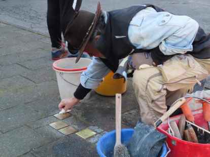 Gunter Demnig, Initiator der Stolpersteine, legt letzte Hand an den Stein f&uuml;r Berend H&uuml;ndling im Stadtteil Port Arthur/Transvaal.