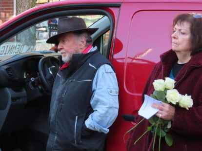 K&uuml;nstler Gunter Demnig und Renate Skoruppa vom Arbeitskreis Stolpersteine Emden lauschen den Opferbiografien in der Gro&szlig;en Stra&szlig;e.