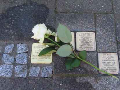 Der Stolperstein von Berend H&uuml;ndling liegt jetzt neben denen seiner Genossen Karl und Aaltje Staub sowie Jan Engels, ebenfalls Widerstandsk&auml;mpfer der KPD gegen die Nationalsozialisten.