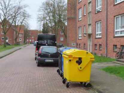 Am Donnerstagvormittag standen die M&uuml;llcontainer noch immer auf der Fahrbahn. Geleert wurden sie am Dienstag.