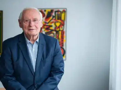 Oskar Lafontaine in seinem B&uuml;ro im saarl&auml;ndischen Landtag (Symbolbild/Archiv)
