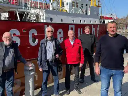 Freuen sich auf die Wiederer&ouml;ffnung: Feuerschiffvereinsvorsitzender Heinz-G&uuml;nther Bu&szlig;, Stellvertreter Hermann Fricke, Schatzmeister Heinz Salewski sowie Rainer Ahlers und Onno Marahrens als gemeinsame Betreiber des Bord-Restaurants.