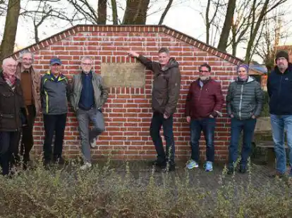 Machte sich viele Gedanken: der Arbeitskreis Osterhusen am Denkmal f&uuml;r den &bdquo;Osterhusischen Accord&ldquo; von 1611.