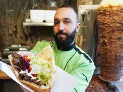 Galip vom Imren Grill in Berlin bereitet einen D&ouml;ner zu. Vor f&uuml;nfzig Jahren soll er erfunden worden sein.