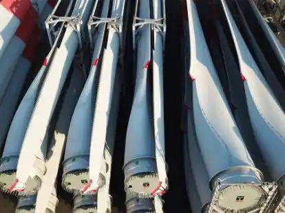 Wohin sp&auml;ter mit den alten Rotorbl&auml;ttern? Export-Gut am Emdenr S&uuml;dkai.