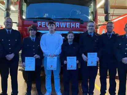 &Uuml;bernahme in die Einsatzabteilung (von links).: Nicole Jan&szlig;en, Michael Janssen, Marvin Wichmann, Tom Kaiser, Ronja Ackmann, Marcel Busse, Steffen Ackmann mit dem stellvertretenden Ortsbrandmeister Michael Engelbarts-Bremer.