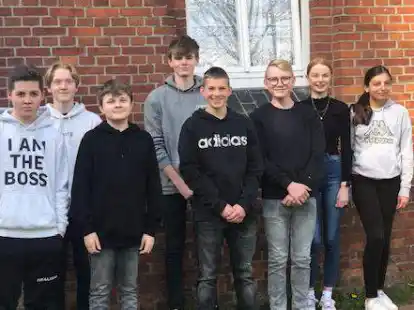 Haben die beiden Gottesdienste in Hamswehrum und Freepsum vorbereitet (v. l.): Tim Alberts aus Canum, Sebastian Willms aus Canum, Lukas Hagen aus Pewsum, Raik Wilberts aus Canum, Feike Reiners aus Freepsum, Lenny Henze aus Freepsum, Dirka Hinrichs aus Pewsum und Soraya Schmitt aus Freepsum. Es fehlt Johanna Berghorst aus Woltzeten.