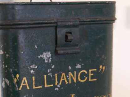 In dieser Dose wurden die Reisedaten des Segelschiffes &bdquo;Alliance&ldquo; aufbewahrt. Das Schiff sank 1878.