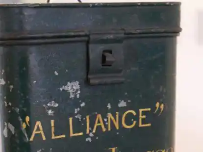 In dieser Dose wurden die Reisedaten des Segelschiffes &bdquo;Alliance&ldquo; aufbewahrt. Das Schiff sank 1878.