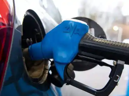 Seit dem russischen Angriff auf die Ukraine sind die &Ouml;l- und Gaspreise stark gestiegen, Tanken und Heizen verteuerte sich drastisch.