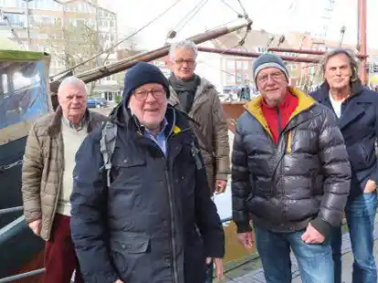 Sehen der neuen Saison gespannt entgegen: die in der Arbeitsgemeinschaft &bdquo;Museumshafen Emder Delft&ldquo; versammelten Traditionsschiff-Vertreter Alfred Marahrens (Tjalk Anne), Heinz-G&uuml;nther Bu&szlig; (Feuerschiff Amrumbank/Deutsche Bucht), Thomas Fr&ouml;hling (Rettungskreuzer Georg Breusing), Bertram Meyer (Heringslogger AE7) und Martin S&auml;hrig (Tjalk Anne).