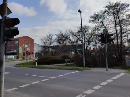 Kann nicht repariert werden &ndash; und Ersatzampeln sind zurzeit nicht zu bekommen: die Ampel an der Jannes-Ohling-Stra&szlig;e in Pewsum.