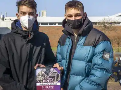 Preistr&auml;ger: Ole Eggert und Jannes Hinrichs nahmen den Preis f&uuml;r die Klasse 11c des Emder Johannes-Althusius-Gymnasiums in Empfang.