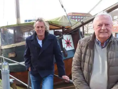 Warten auf die Klassifizierung der Tjalk als Traditionsschiff &ndash; und die damit verbundene Freigabe f&uuml;r Ausfahrten auf die Ems: Martin S&auml;hrig und Alfred Marahrens vom Emder Verein Arbeitskreis f&uuml;r historischen Schiffbau.