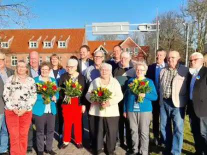 Geehrte, Vorstand und Ehreng&auml;ste (v. l.): Johann Sch&uuml;ller, Erna Saathoff, Gerrit Bloem, Jenny Bloem, Hilke Looden, Wera Aden, Matthias Arends, Hermann Aden, Auguste Jugert, Erich van Hove, Martin Jugert, Friederike L&uuml;bben, Johann Saathoff, Karl L&uuml;bben, Erich Harms und Peter Saathoff.