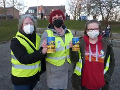 Anke Gerdes-Goroncy (v. li), Kerstin Schlage-Pree und Johanna Gerdes sammelten Spenden.
