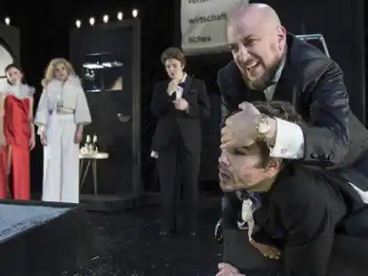 Stefan Faupel verpr&uuml;gelt in der Rolle des &sbquo;jedermann&ldquo; den  &sbquo;d&uuml;nnen vetter&lsquo; (Philipp Buder) derma&szlig;en, dass die Zuschauer regelreht mitleiden.