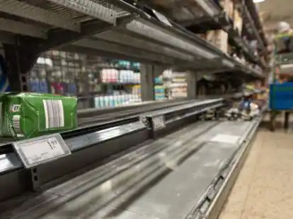 Kaum noch Mehl ist f&uuml;r die Kunden in diesem Lebensmittelmarkt zu bekommen. Die Regale f&uuml;r manche Produkte sind weitestgehend leer gekauft infolge des Ukraine-Konfliktes.