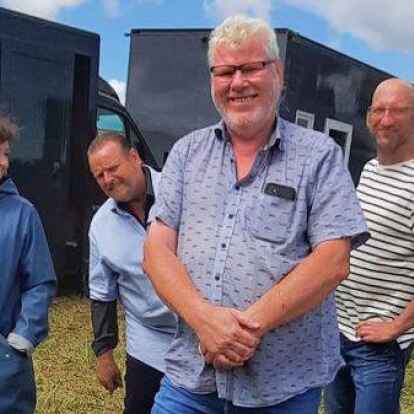 Immer zu Scherzen aufgelegt: Schauspieler Felix V&ouml;rtler albert hinter Hans Schulz herum, auch Hauptdarstellerin Sophie Dal und Volker Wackermann haben Spa&szlig; beim Erinnerungsfoto.