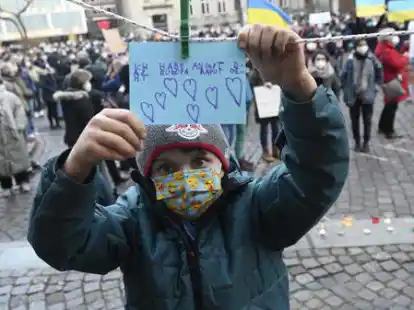 Der achtj&auml;hrige Enno hat am Sonntag an einer Mahnwache am Rathausmarkt in Oldenburg teilgenommen. Auf einer Karte dr&uuml;ckte er seine Angst aus.