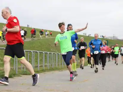 Ausgelassene Stimmung: Ein gut gelaunter, kleiner L&auml;ufer-Lindwurm schl&auml;ngelt sich den Friesenh&uuml;gel hinauf.