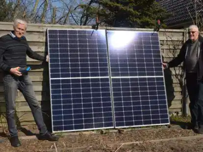 Bei kr&auml;ftiger Sonne im vollen Einsatz: Wie das Balkonkraftwerk Strom liefert, erkl&auml;ren (von links) Jochen R&ouml;er und Gerhard L&uuml;llmann.