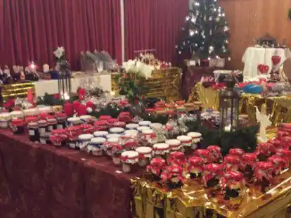 Anstatt einen Fr&uuml;hlingsbasar auszurichten hat sich die Frauengruppe auch f&uuml;r das Osterfest etwas ausgedacht: Wie zu Weihnachten wurden jetzt Ostert&uuml;ten gepackt.