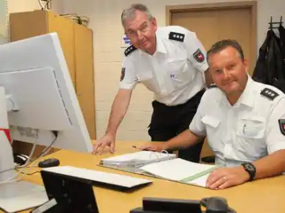 Herbert Holthaus (links, hier mit seinem Kollegen J&uuml;rgen Pieper) hat sich nach fast 45 Jahren aus dem Polizeidienst verabschiedet.