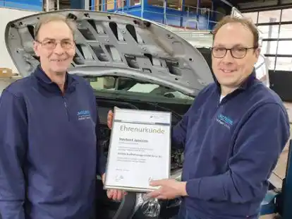 Kfz-Meister Michael Sch&uuml;tte (r.) verabschiedete Herbert Jan&szlig;en (l.) und &uuml;berreichte eine Ehrenurkunde der Handwerkskammer.