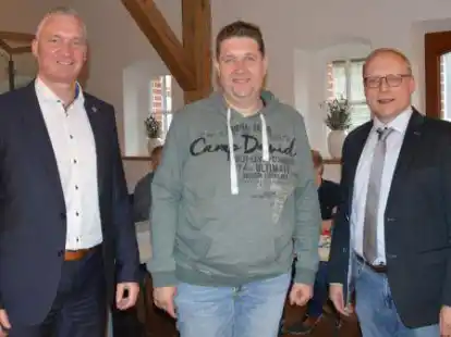 W&auml;hrend der Ratssitzung der Gemeinde Lastrup: B&uuml;rgermeister Michael Kramer (links) und Ratsvorsitzender Dirk Rode-B&ouml;ckmann (rechts) gratulierten dem neuen Hammesdammer Bezirksvorsteher Dirk B&ouml;hmann.