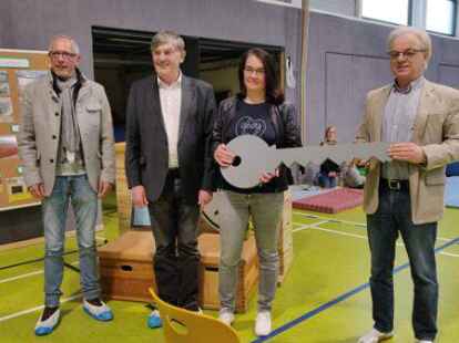Der Leiter des Bauamts Schortens Frank Schweppe (von links) und B&uuml;rgermeister Gerhard B&ouml;hling &uuml;bergeben den symbolischen Schl&uuml;ssel an die Schulleiterin der Grundschule Romy Appelt und den 1. Vorsitzenden des TuS Reinhard Milter.