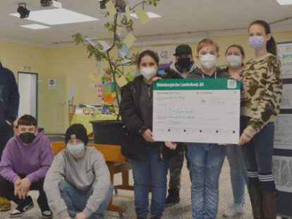 250 Euro f&uuml;r notleidende Kinder in der Ukraine haben die Sch&uuml;lerinnen und Sch&uuml;ler der siebten und achten Klasse mit ihrer &bdquo;Pupils GMBH&ldquo; erzielt. An einem Wunschbaum h&auml;ngen ihre eigenen und Gedanken und Sorgen.