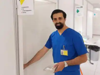 Amar Abu Barham f&uuml;hrt in den Impfpunkten Aufkl&auml;rungsgespr&auml;che in f&uuml;nf verschiedenen Sprachen.