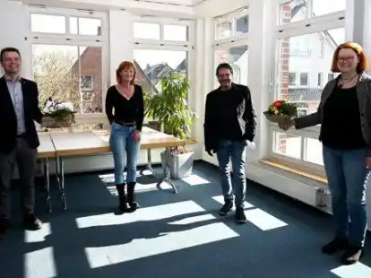 Blumige Fr&uuml;hlingsboten machten den Abschied etwas leichter (von links): Erster Gemeinderat Matthias Meyer, Hille Krenz, Christian Manig und Anne Willenborg.