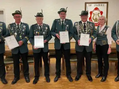 Die Geehrten bei der Generalversammlung der Sch&uuml;tzen Varrelbusch (von links): Reinhard Wiese, Alois Siemer, Ludger S&auml;ger, Ingo Bendleb, Egon Meyer-P&ouml;lking, Monika Hochgartz, Volker Zumdohme
