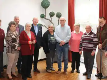 Der neue und alte Vorstand des VdK-Ortsvereins Sandkrug mit Ehreng&auml;sten und Kassenpr&uuml;fern