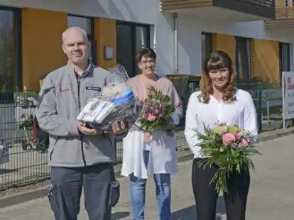 Die stellvertretende Pflegedienstleiterin Bianca Kn&ouml;tig (links) und die Johanniter-Ortsbeauftragte Tina Wessels (rechts) gratulierten Mike Stellert, Melanie Willms und Birte B&uuml;sing (von links) zum Jubil&auml;um.