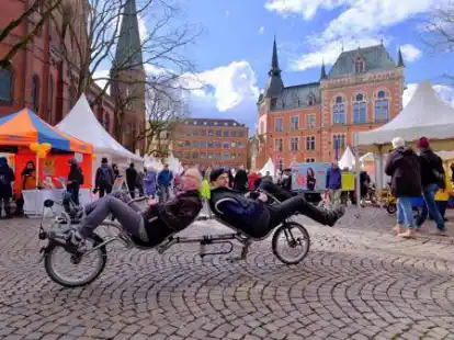 Ja, wohin geht&rsquo;s denn nun? Auf jeden Fall in Richtung Fahrradsaison, auch bei Hanna Brunkhorst und Dieter Hannemann auf dem Rathausmarkt beim Aktionstag &bdquo;Hallo Fahrrad&ldquo;.