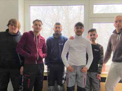 &Uuml;bernehmen die Malerarbeiten f&uuml;r zwei Wohnungen: Sch&uuml;ler der Berufseinstiegsschule Farbtechnik am Bildungszentrum f&uuml;r Technik und Gestaltung in Oldenburg mit Lehrer Peter Reinken.
