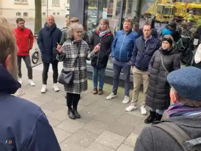 Treffen mit den Gesch&auml;ftsleuten: Gr&uuml;nen-Ratsfrau Jutta Schober-Stockmann (Mitte) versuchte zu moderieren, was bei der aufgeheizten Stimmung nicht ganz einfach war.