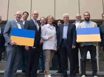 Gemeinsam f&uuml;r gefl&uuml;chtete Menschen (vordere Reihe, v. l.): Hon.-Prof. Dr. Martin Pohlmann (Caritas), Alfred Kessen (Firma Wernsing), Bernd Meerpohl (Big Dutchman), Christine Grimme (Grimme Landmaschinen), Peter Wesjohann (PHW-Gruppe), Maximilian Forst (P&ouml;ppelmann), Dr. Gerhard Tepe (Caritas). Hintere Reihe (v. l.): Dietmar Fangmann (Caritas), Jan Hoffmann (DRK), Amira Hasso (Caritas) und Ludger Ellert (Malteser)