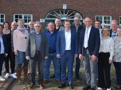 Nahmen an der Verabschiedung von Karl-Heinz Bischoff (vorne 6.v.r.) teil: (v.li.) Sandra Ahlers, Constanze Schlichting, Melanie Deichsel, Gerold Fisser, Claudia Hohensee, Johann Eiskamp, Andreas Gronde, Albert Plank, Axel Heyne, B&uuml;rgermeister Henning Dierks, Bernd Hollwege, Frank Gloth, Yvonne Pehl, Thomas Schurer, B&auml;rbel Nienaber und Cornelia Sch&uuml;rmann.