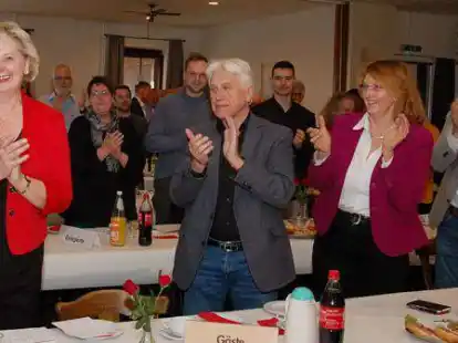 Gro&szlig;er Applaus f&uuml;r Karin Logemann (links): Einstimmig haben die Delegierten sie erneut zur SPD-Kandidatin f&uuml;r die Landtagswahl ernannt.