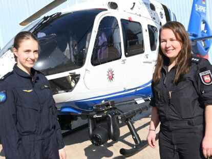 Charlotte Meike (links) und Kirsten B&ouml;ning von der Polizei-Hubschrauberstaffel in Rastede.
