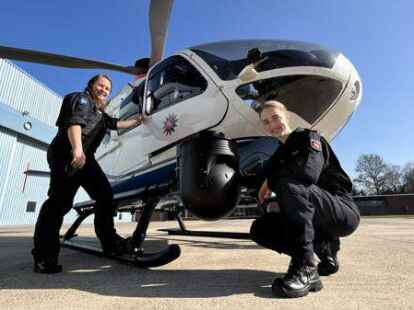 Kirsten B&ouml;ning (links) und Charlotte Meike arbeiten bei der Polizei-Hubschrauberstaffel in Rastede.