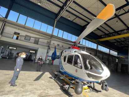 Vorbereitung: Der Hubschrauber wird auf einem ferngesteuerten Wagen aus der Halle gebracht.