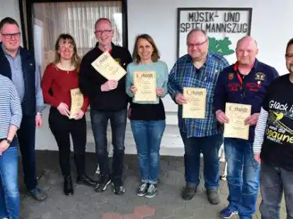 Zum Re-Start beim Musik- und Spielmannszug Bookholzberg geh&ouml;rten auch Wahlen und Ehrungen: (von links) 2. Vorsitzende Maxi Fleischer, Pressewart J&ouml;rg Peters, Britta Stamm, Lars Tietjen, Petra Tacke, J&uuml;rgen Biese, Jens C. Spille (alle 40 Jahre im Verein) und Sven Helmers (neuer Kassenwart).